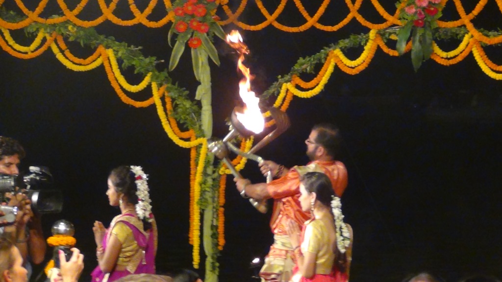 Ký sự cúng dường các đền thần “Ganga Aarti” tại sông Hằng