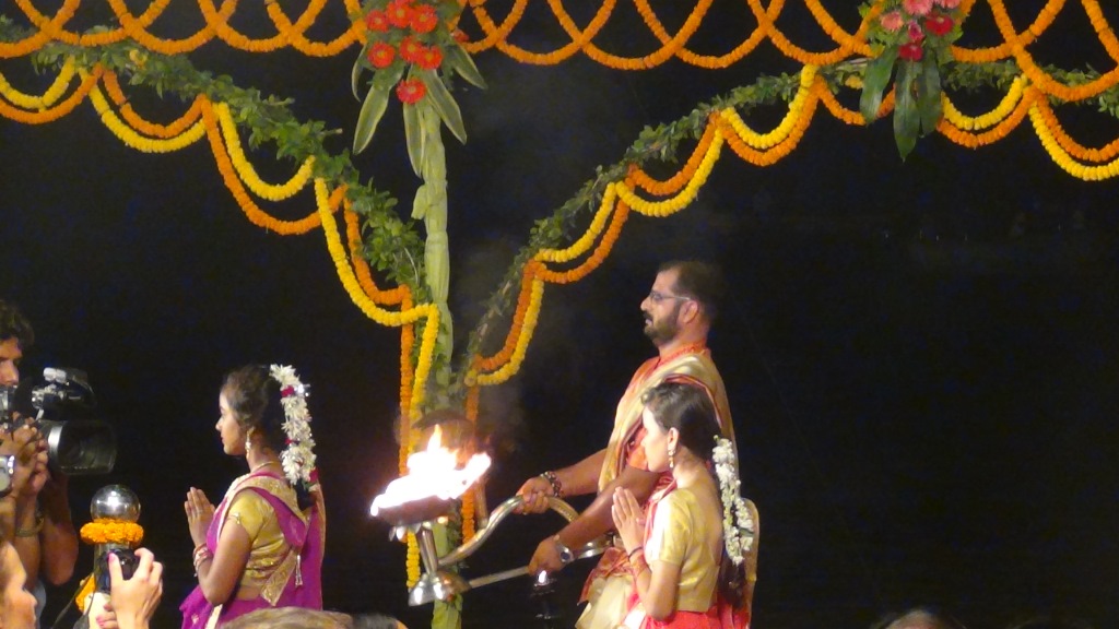 Ký sự cúng dường các đền thần “Ganga Aarti” tại sông Hằng