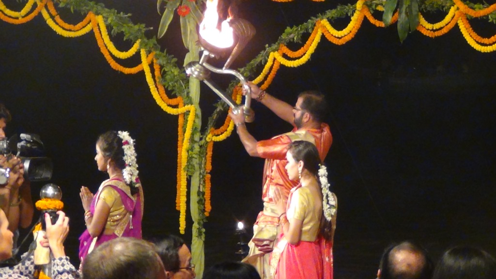 Ký sự cúng dường các đền thần “Ganga Aarti” tại sông Hằng