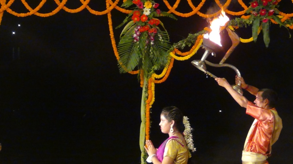 Ký sự cúng dường các đền thần “Ganga Aarti” tại sông Hằng