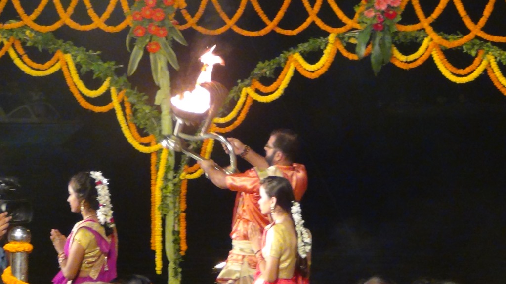 Ký sự cúng dường các đền thần “Ganga Aarti” tại sông Hằng