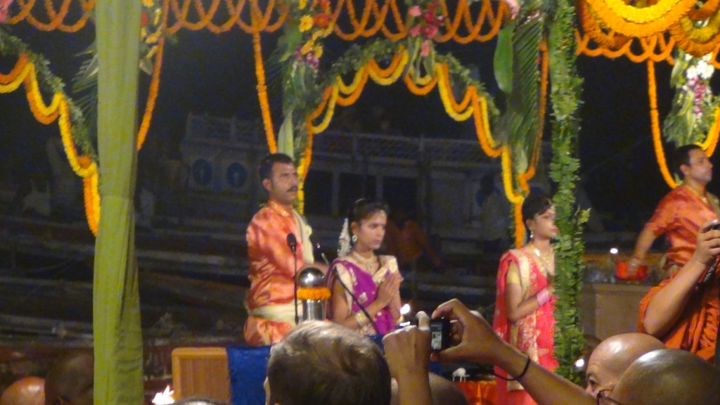 Ký sự cúng dường các đền thần “Ganga Aarti” tại sông Hằng