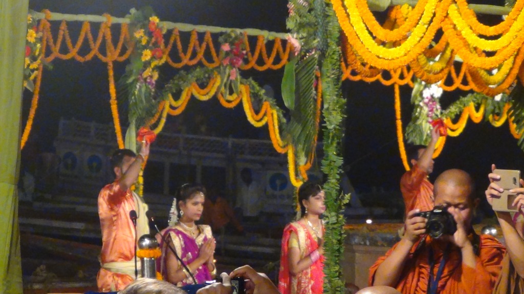 Ký sự cúng dường các đền thần “Ganga Aarti” tại sông Hằng