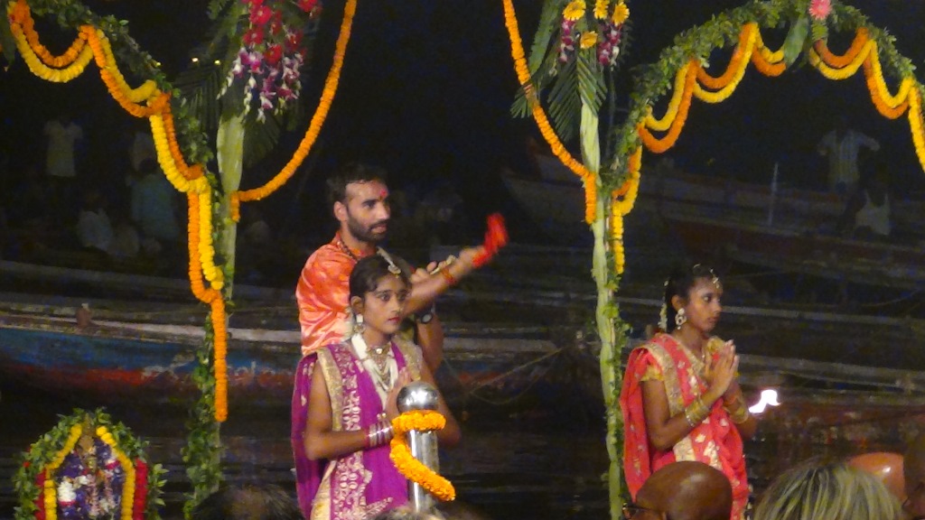 Ký sự cúng dường các đền thần “Ganga Aarti” tại sông Hằng