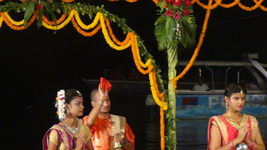 Ký sự cúng dường các đền thần “Ganga Aarti” tại sông Hằng