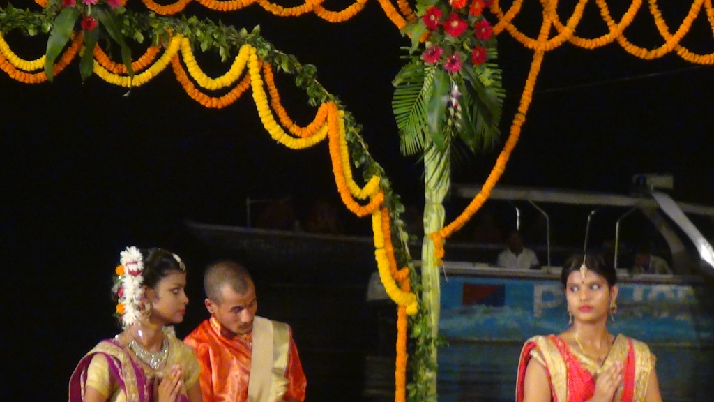 Ký sự cúng dường các đền thần “Ganga Aarti” tại sông Hằng