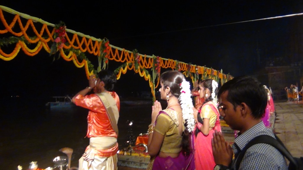 Ký sự cúng dường các đền thần “Ganga Aarti” tại sông Hằng