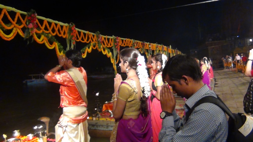 Ký sự cúng dường các đền thần “Ganga Aarti” tại sông Hằng