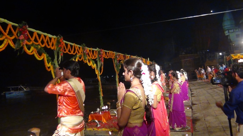 Ký sự cúng dường các đền thần “Ganga Aarti” tại sông Hằng