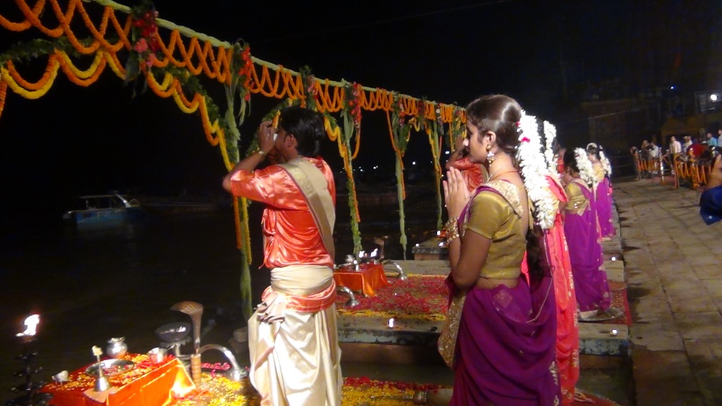 Ký sự cúng dường các đền thần “Ganga Aarti” tại sông Hằng