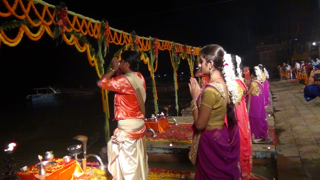 Ký sự cúng dường các đền thần “Ganga Aarti” tại sông Hằng