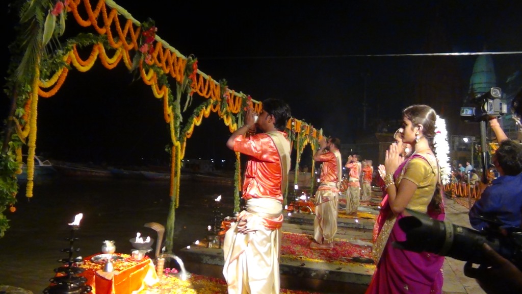 Ký sự cúng dường các đền thần “Ganga Aarti” tại sông Hằng