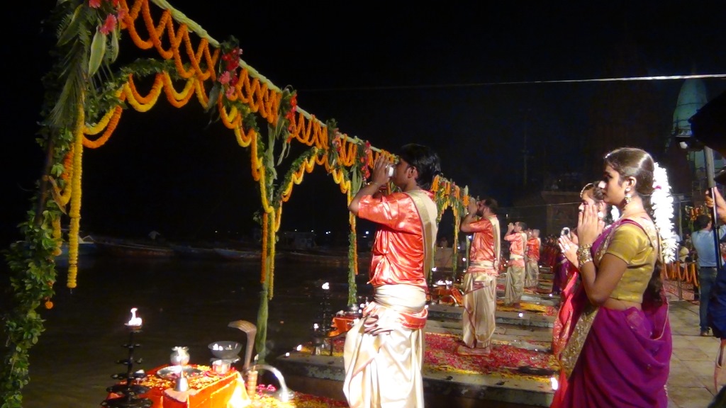 Ký sự cúng dường các đền thần “Ganga Aarti” tại sông Hằng