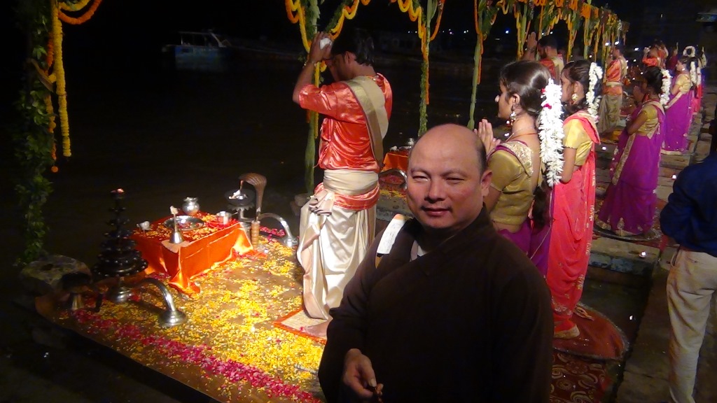 Ký sự cúng dường các đền thần “Ganga Aarti” tại sông Hằng
