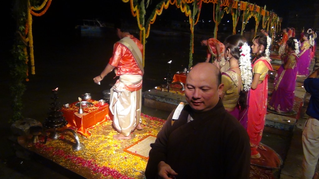 Ký sự cúng dường các đền thần “Ganga Aarti” tại sông Hằng