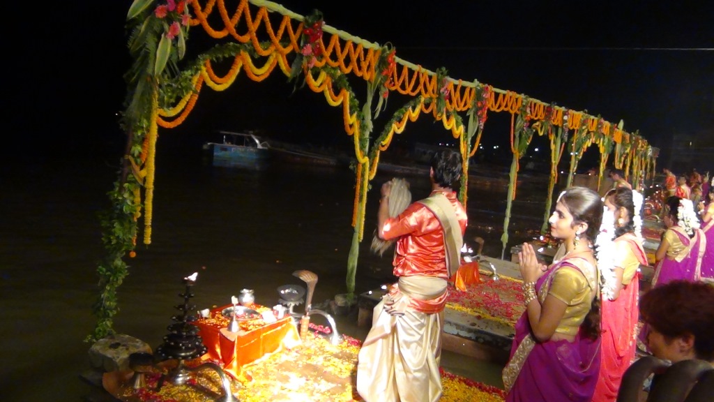 Ký sự cúng dường các đền thần “Ganga Aarti” tại sông Hằng