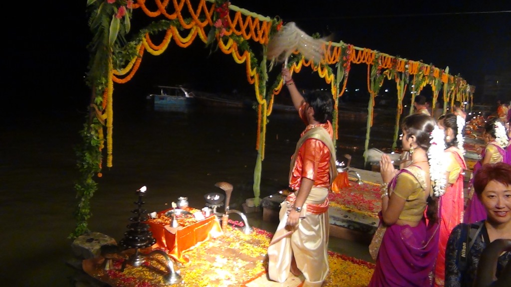 Ký sự cúng dường các đền thần “Ganga Aarti” tại sông Hằng