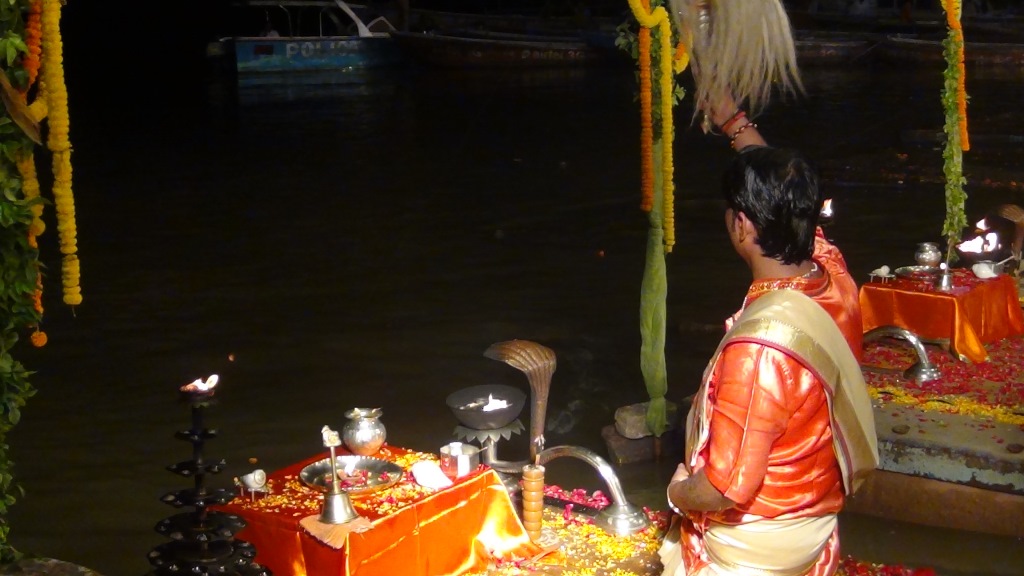 Ký sự cúng dường các đền thần “Ganga Aarti” tại sông Hằng