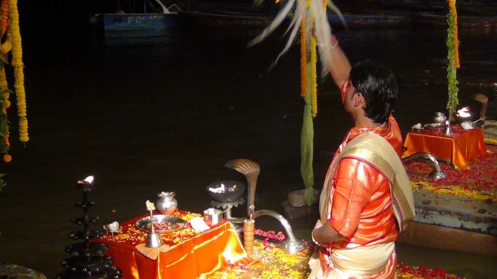 Ký sự cúng dường các đền thần “Ganga Aarti” tại sông Hằng