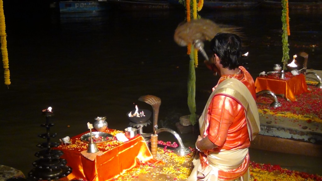 Ký sự cúng dường các đền thần “Ganga Aarti” tại sông Hằng