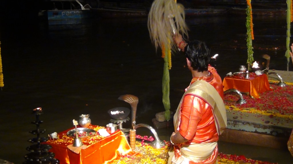 Ký sự cúng dường các đền thần “Ganga Aarti” tại sông Hằng