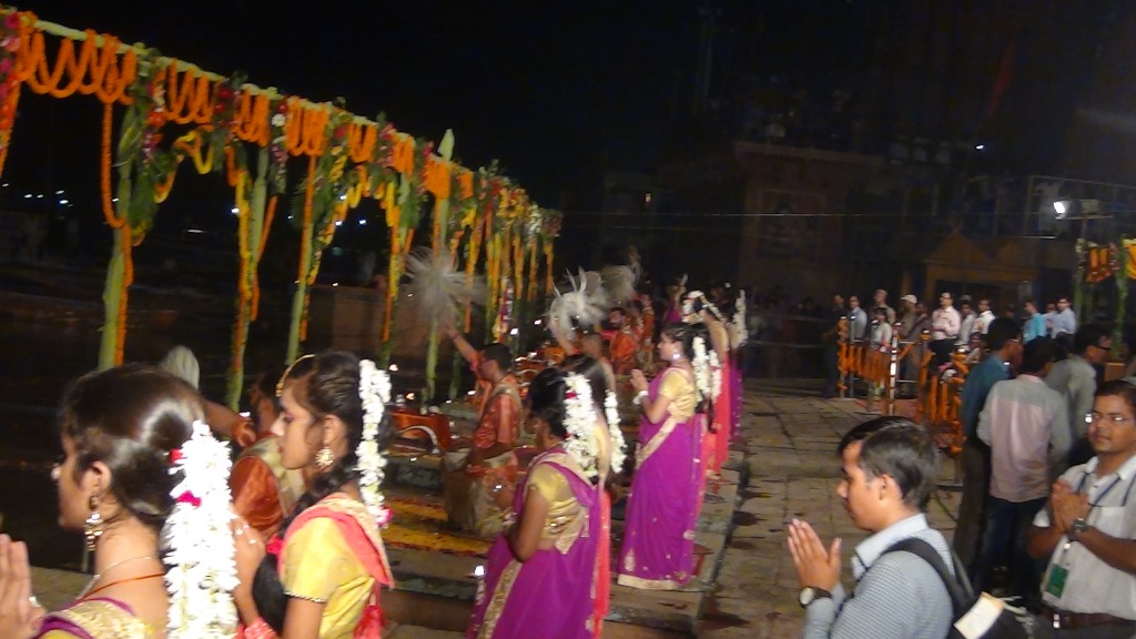 Ký sự cúng dường các đền thần “Ganga Aarti” tại sông Hằng
