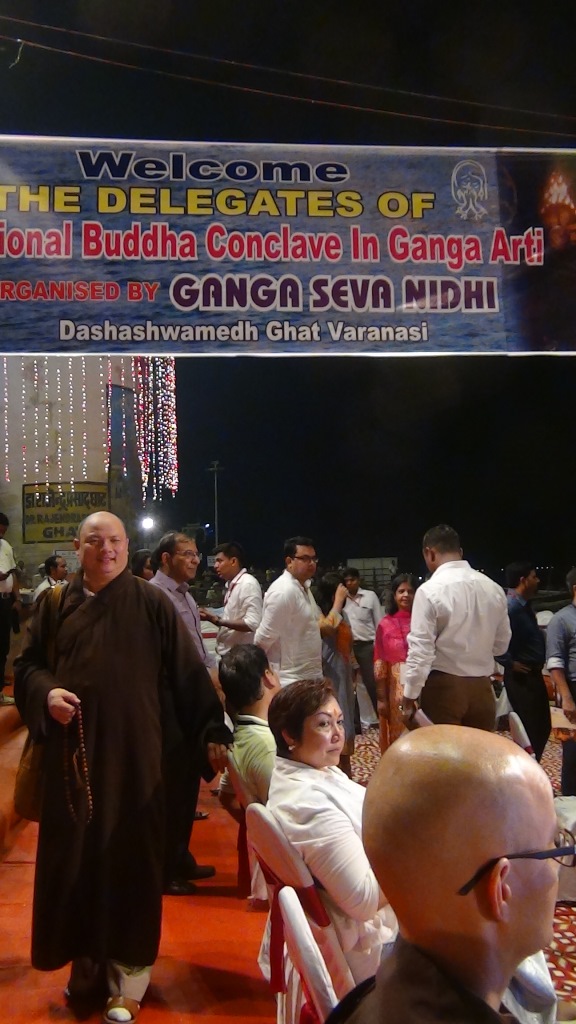 Ký sự cúng dường các đền thần “Ganga Aarti” tại sông Hằng