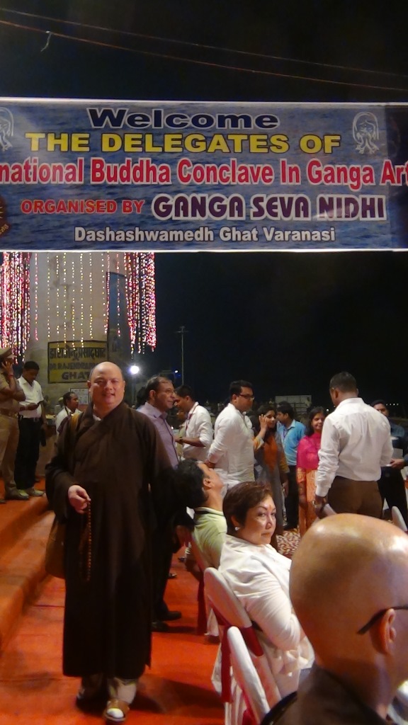Ký sự cúng dường các đền thần “Ganga Aarti” tại sông Hằng