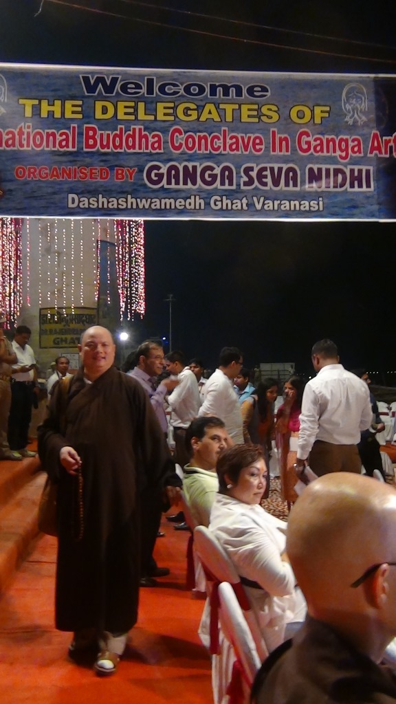 Ký sự cúng dường các đền thần “Ganga Aarti” tại sông Hằng