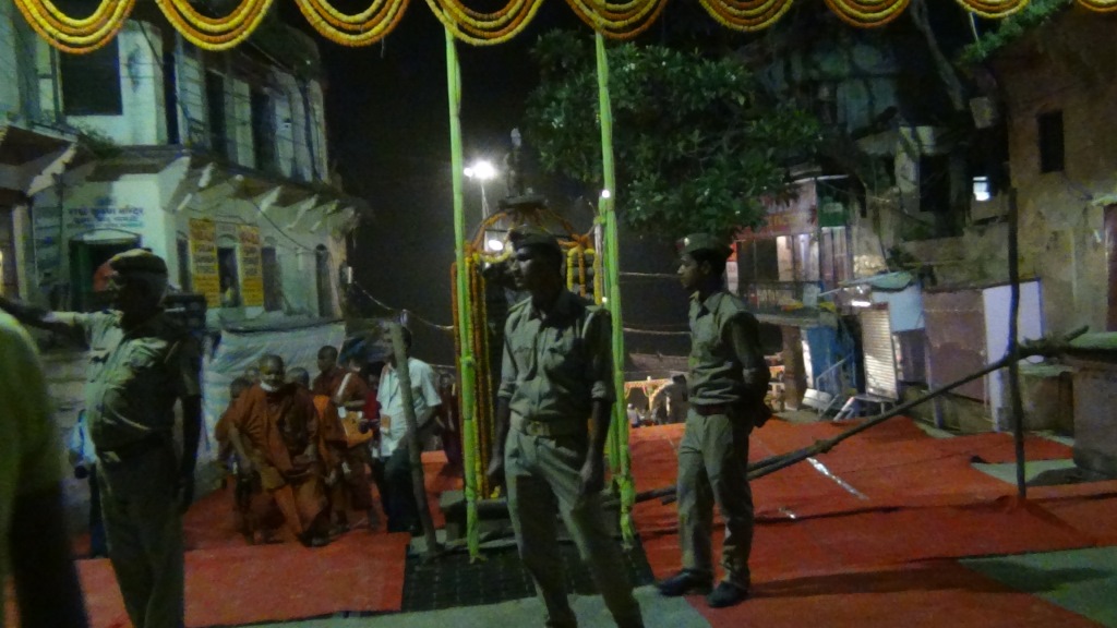 Ký sự cúng dường các đền thần “Ganga Aarti” tại sông Hằng