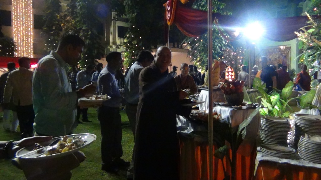 Ký sự cúng dường các đền thần “Ganga Aarti” tại sông Hằng