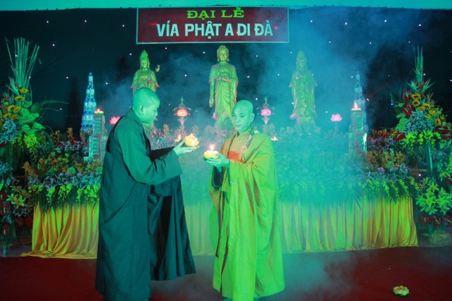 Thái Bình: Lễ vía Phật A Di Đà tại chùa Văn Môn