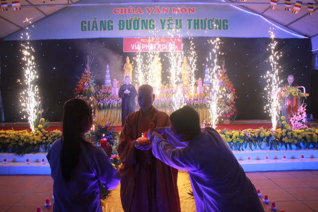 Thái Bình: Lễ vía Phật A Di Đà tại chùa Văn Môn