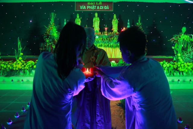 Thái Bình: Lễ vía Phật A Di Đà tại chùa Văn Môn