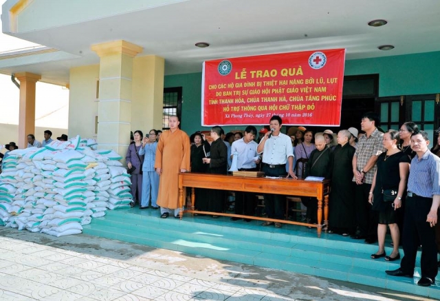 Thanh Hóa: PG tỉnh tặng 900 suất quà đợt I đến đồng bào miền Trung