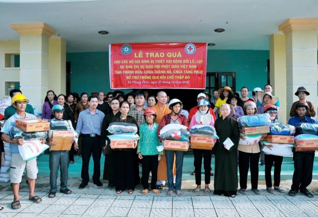 Thanh Hóa: PG tỉnh tặng 900 suất quà đợt I đến đồng bào miền Trung