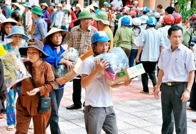 Thanh Hóa: PG tỉnh tặng 900 suất quà đợt I đến đồng bào miền Trung