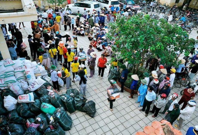 Thanh Hóa: PG tỉnh tặng 900 suất quà đợt I đến đồng bào miền Trung