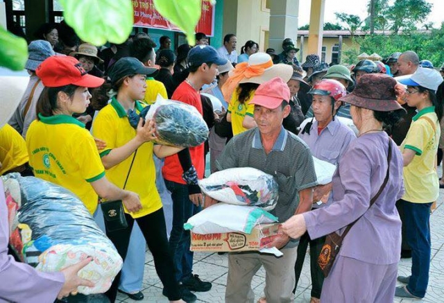 Thanh Hóa: PG tỉnh tặng 900 suất quà đợt I đến đồng bào miền Trung