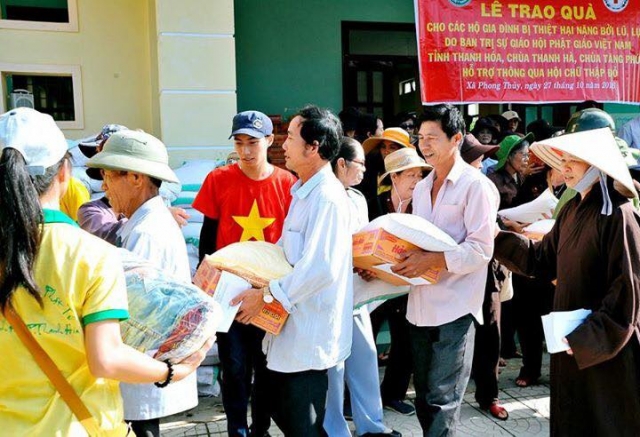 Thanh Hóa: PG tỉnh tặng 900 suất quà đợt I đến đồng bào miền Trung