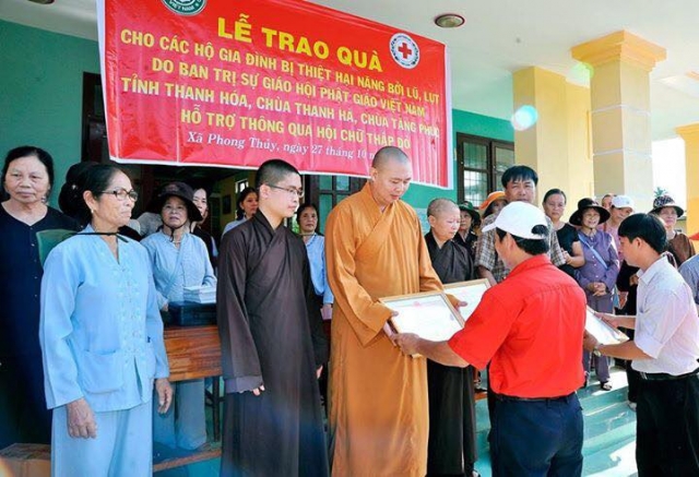 Thanh Hóa: PG tỉnh tặng 900 suất quà đợt I đến đồng bào miền Trung