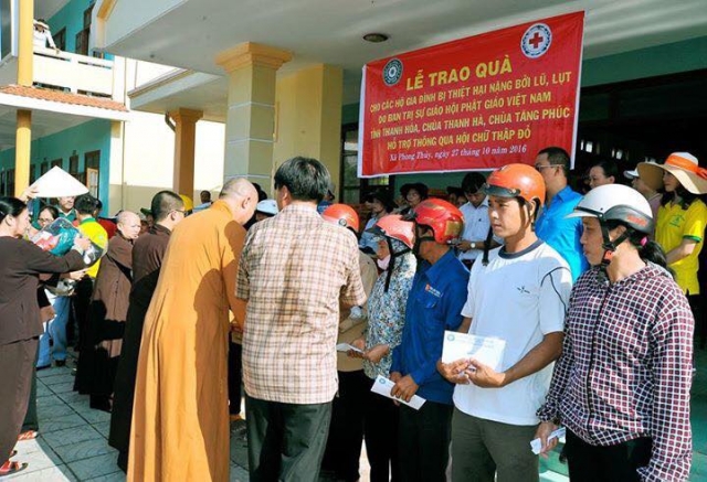 Thanh Hóa: PG tỉnh tặng 900 suất quà đợt I đến đồng bào miền Trung