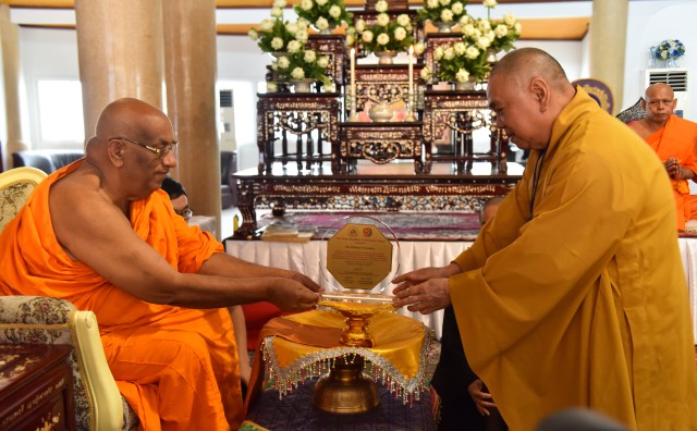 HT. Thích Thiện Nhơn nhận bằng tiến sĩ danh dự nhân ngày suy tôn Tăng vương Thái Lan