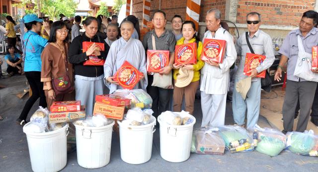 HT Thích Trí Quảng đến thăm người khiếm thị Chùa Thiên Quang