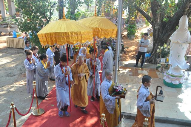 HT Thích Trí Quảng đến thăm người khiếm thị Chùa Thiên Quang