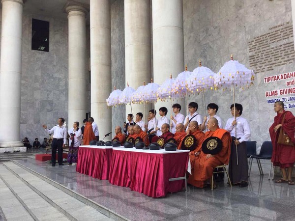 Thái lan: cung nghinh các Ngài Tam Tạng của Miến Điện giảng pháp và tụng kinh