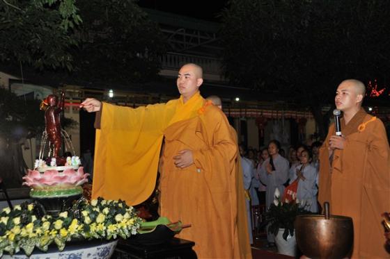Chùm ảnh: Hàng nghìn Phật tử về chùa Thanh Hà tắm Phật
