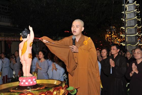 Chùm ảnh: Hàng nghìn Phật tử về chùa Thanh Hà tắm Phật