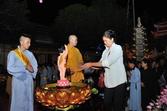 Chùm ảnh: Hàng nghìn Phật tử về chùa Thanh Hà tắm Phật