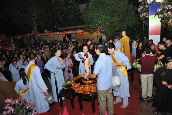 Chùm ảnh: Hàng nghìn Phật tử về chùa Thanh Hà tắm Phật